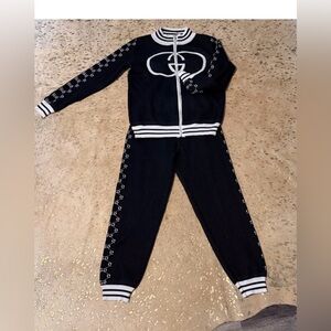Sweater set GG Logos 1 zip-up sweater and 2 pairs of sweater pants. Read details